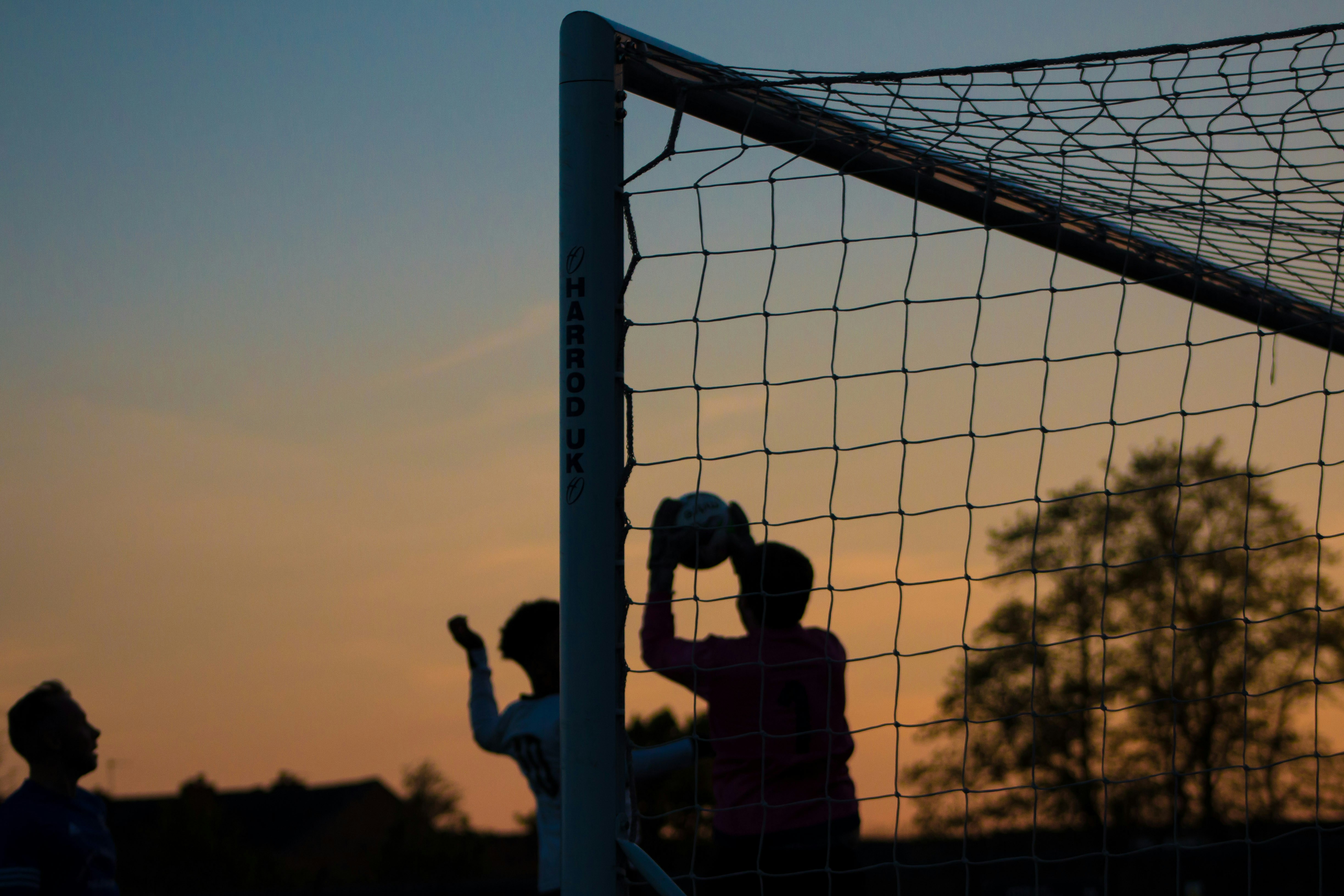 Cancha de fútbol sintético profesional iluminada de noche